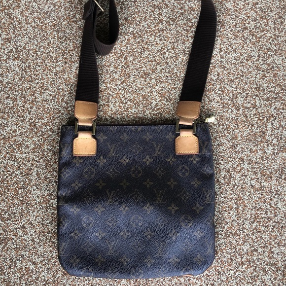 Authentic Louis Vuitton Bosphore crossbody - Picture 3 of 7